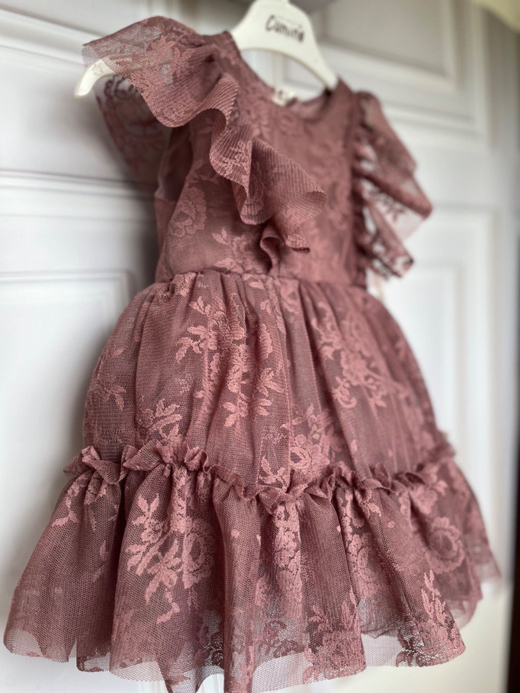 Ljubičasta haljina sa čipkom i cvetnim brošem