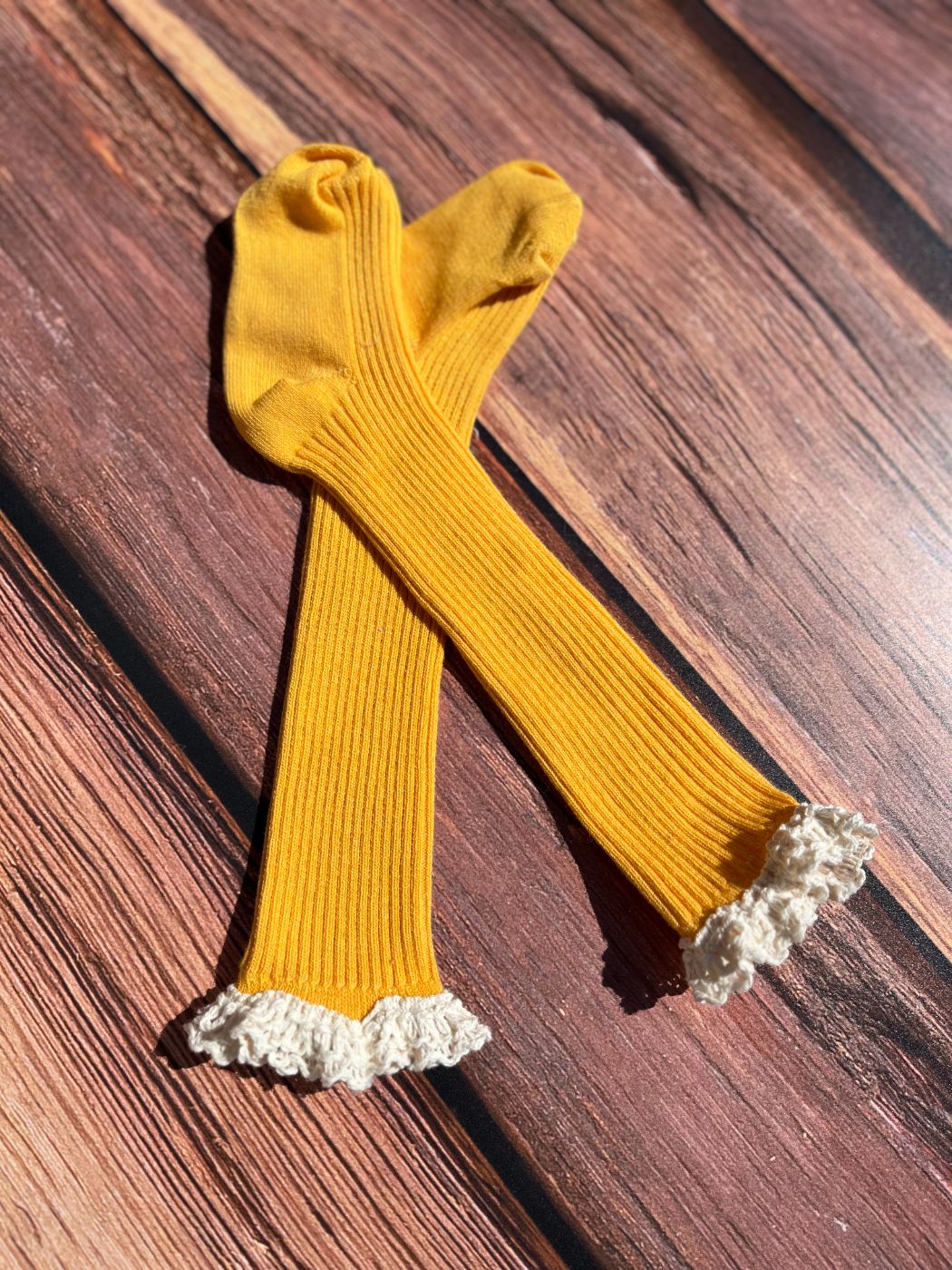 Žute čarape sa čipkom